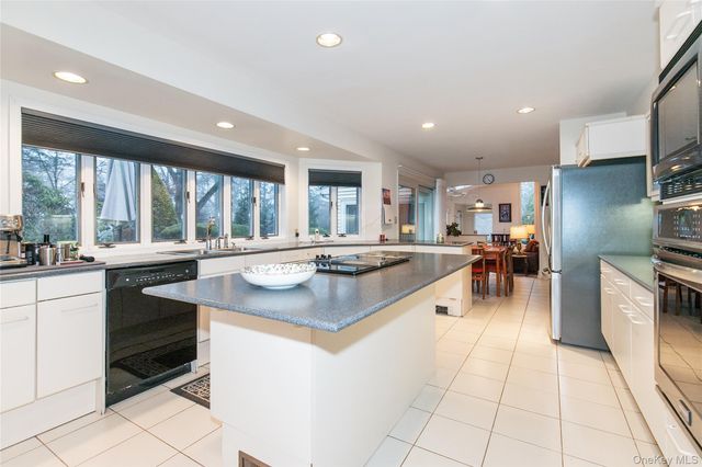 1 The Brae, Woodbury, NY 11797