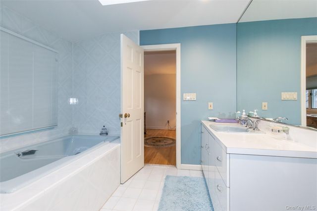 1 The Brae, Woodbury, NY 11797