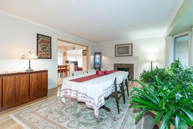 1 The Brae, Woodbury, NY 11797