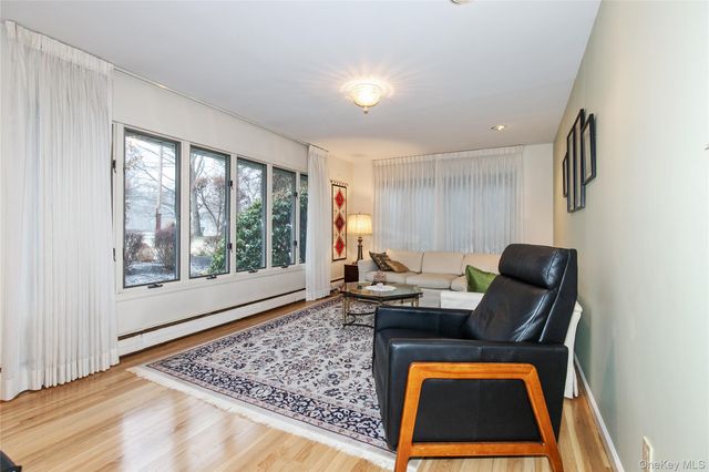 1 The Brae, Woodbury, NY 11797