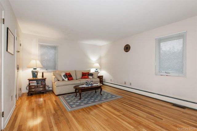 1 The Brae, Woodbury, NY 11797