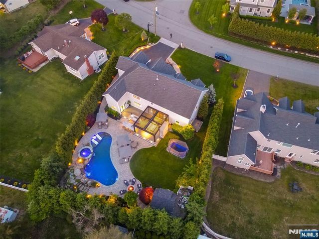 11 Amelia Drive, Old Tappan, NJ 07675