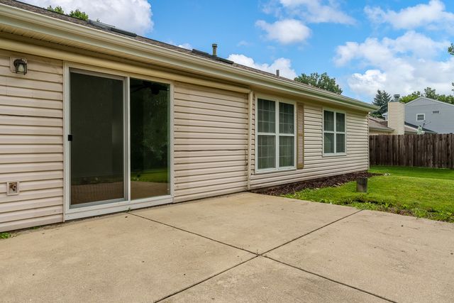 571 Newport Court, Island Lake, IL 60042
