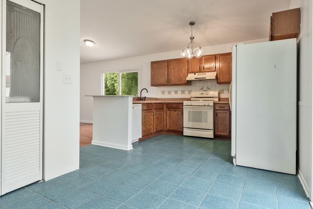 571 Newport Court, Island Lake, IL 60042