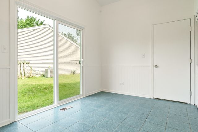 571 Newport Court, Island Lake, IL 60042
