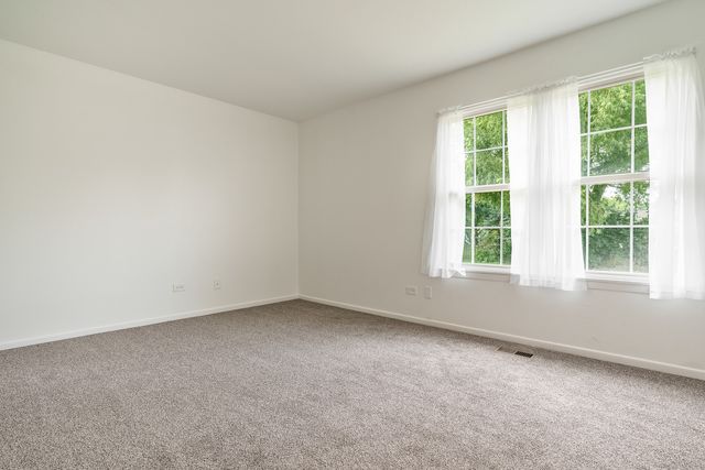 571 Newport Court, Island Lake, IL 60042