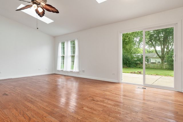 571 Newport Court, Island Lake, IL 60042