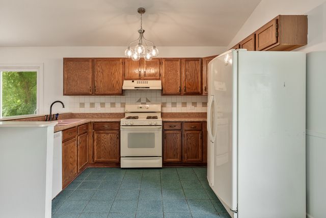 571 Newport Court, Island Lake, IL 60042