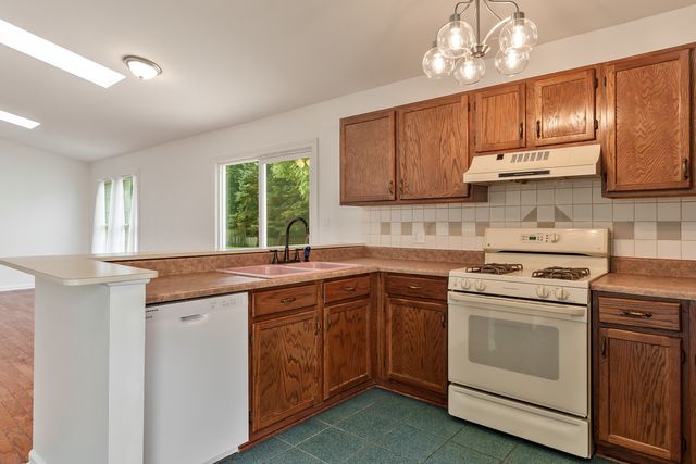 571 Newport Court, Island Lake, IL 60042