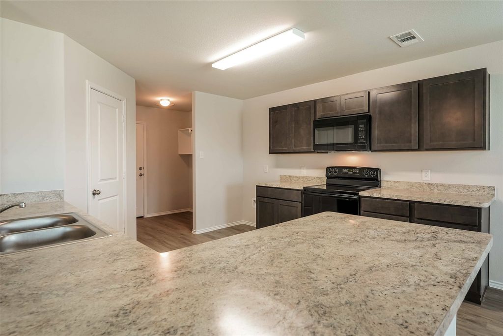 1513 Mark Lane, Ennis, TX 75119
