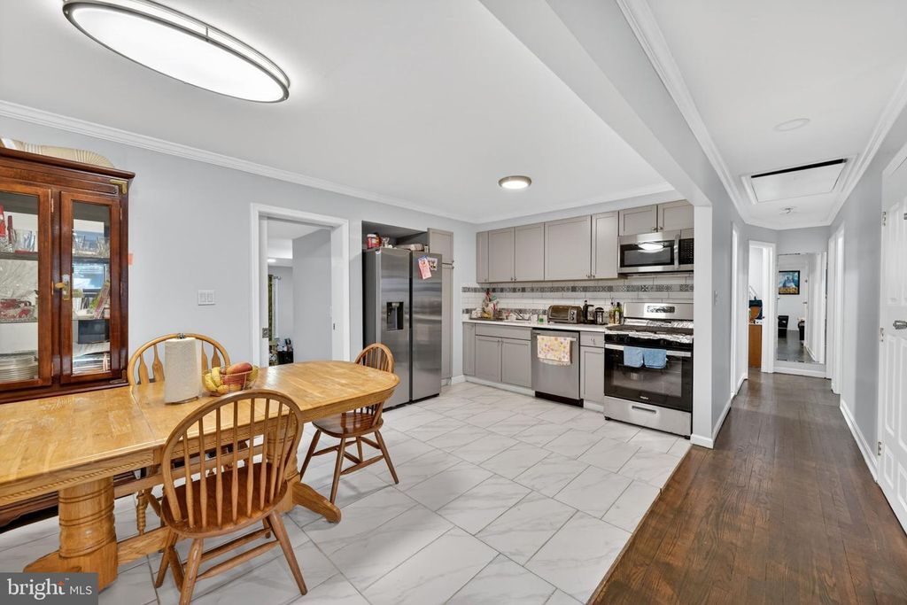 Image 11 of property listing at 5809 PARK RD, Baltimore, MD 21225