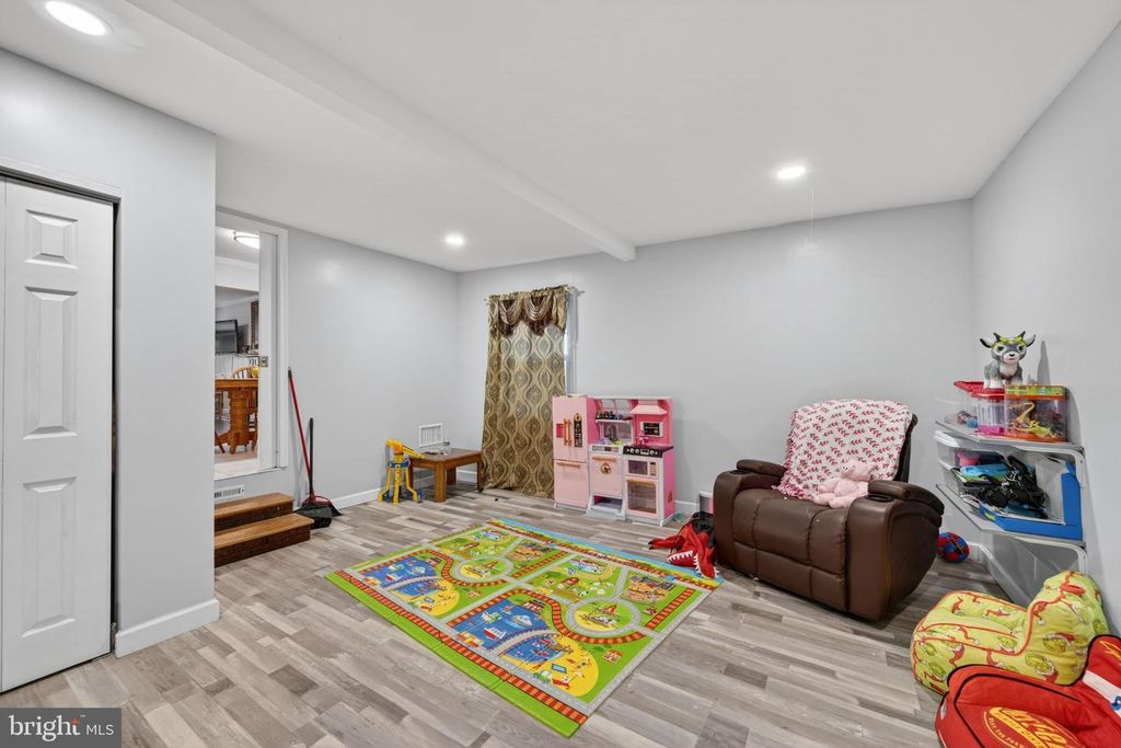 Image 12 of property listing at 5809 PARK RD, Baltimore, MD 21225