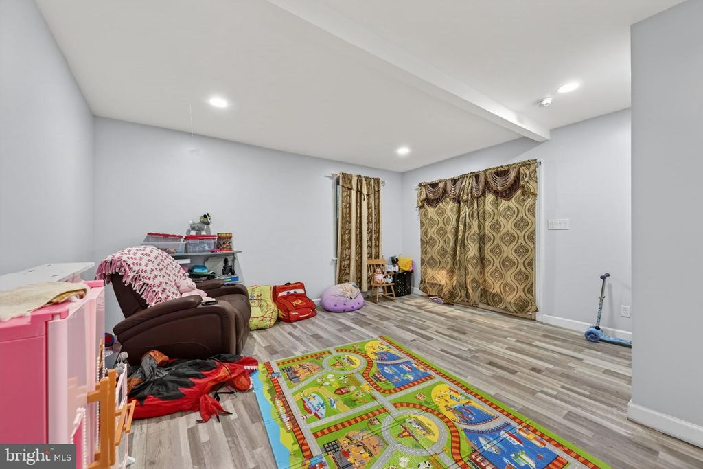 Image 13 of property listing at 5809 PARK RD, Baltimore, MD 21225