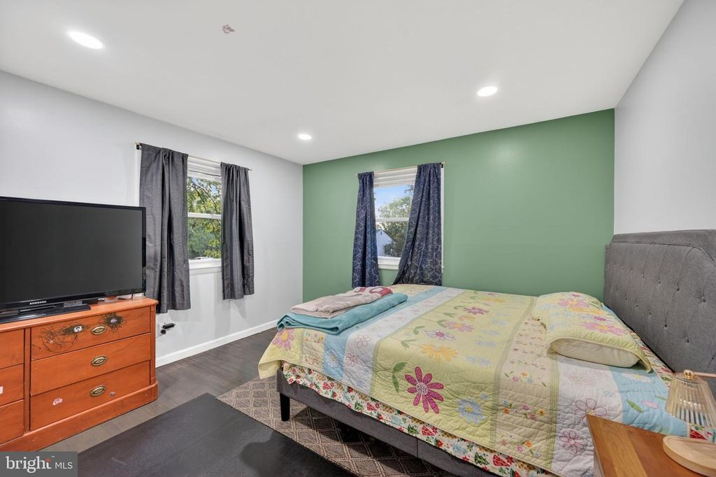 Image 14 of property listing at 5809 PARK RD, Baltimore, MD 21225