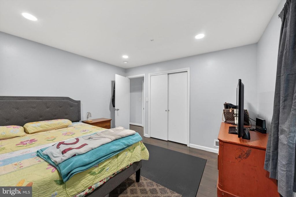 Image 15 of property listing at 5809 PARK RD, Baltimore, MD 21225