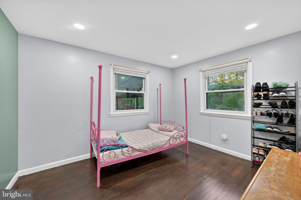 Image 16 of property listing at 5809 PARK RD, Baltimore, MD 21225