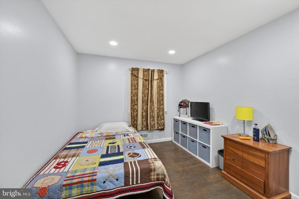 Image 18 of property listing at 5809 PARK RD, Baltimore, MD 21225