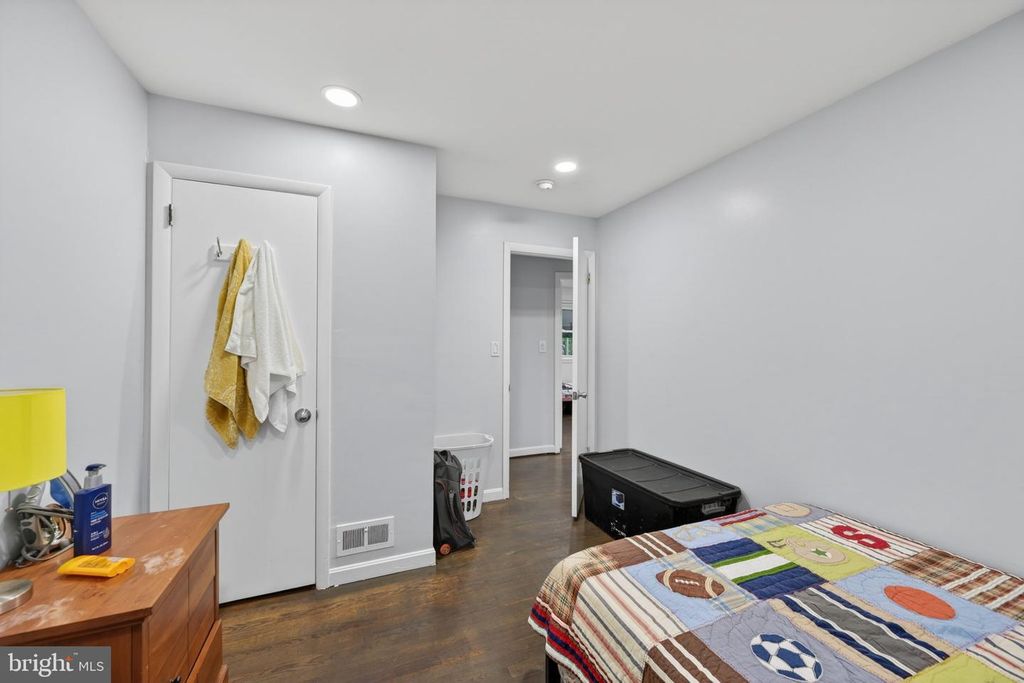 Image 19 of property listing at 5809 PARK RD, Baltimore, MD 21225