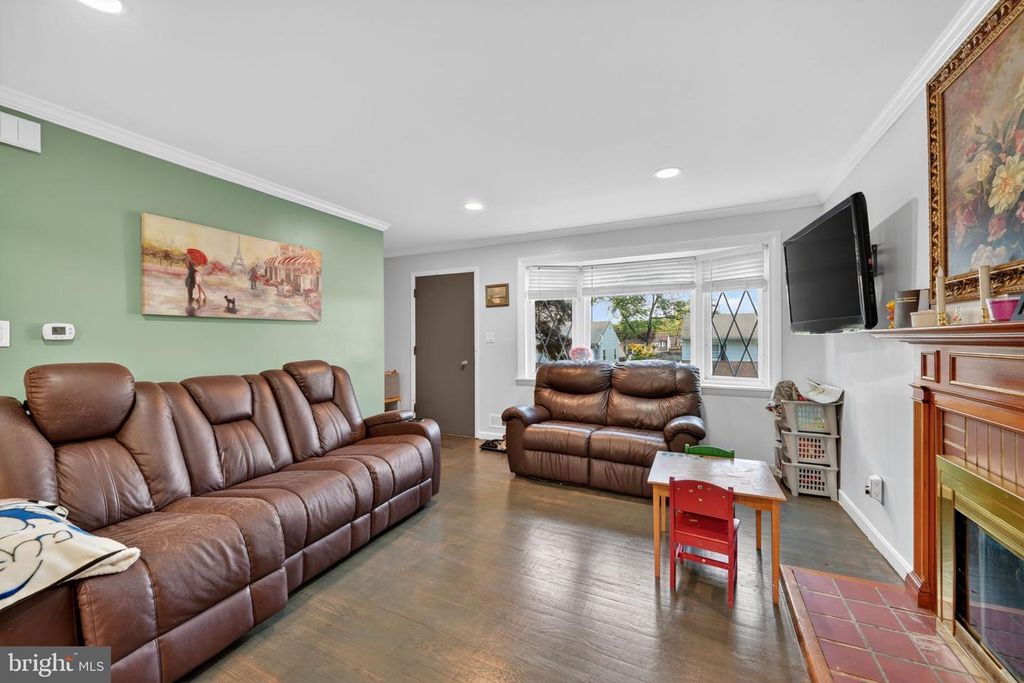 Image 3 of property listing at 5809 PARK RD, Baltimore, MD 21225