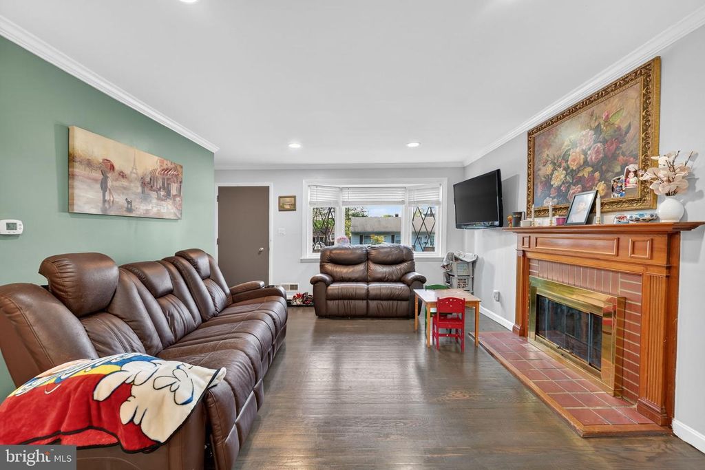 Image 4 of property listing at 5809 PARK RD, Baltimore, MD 21225