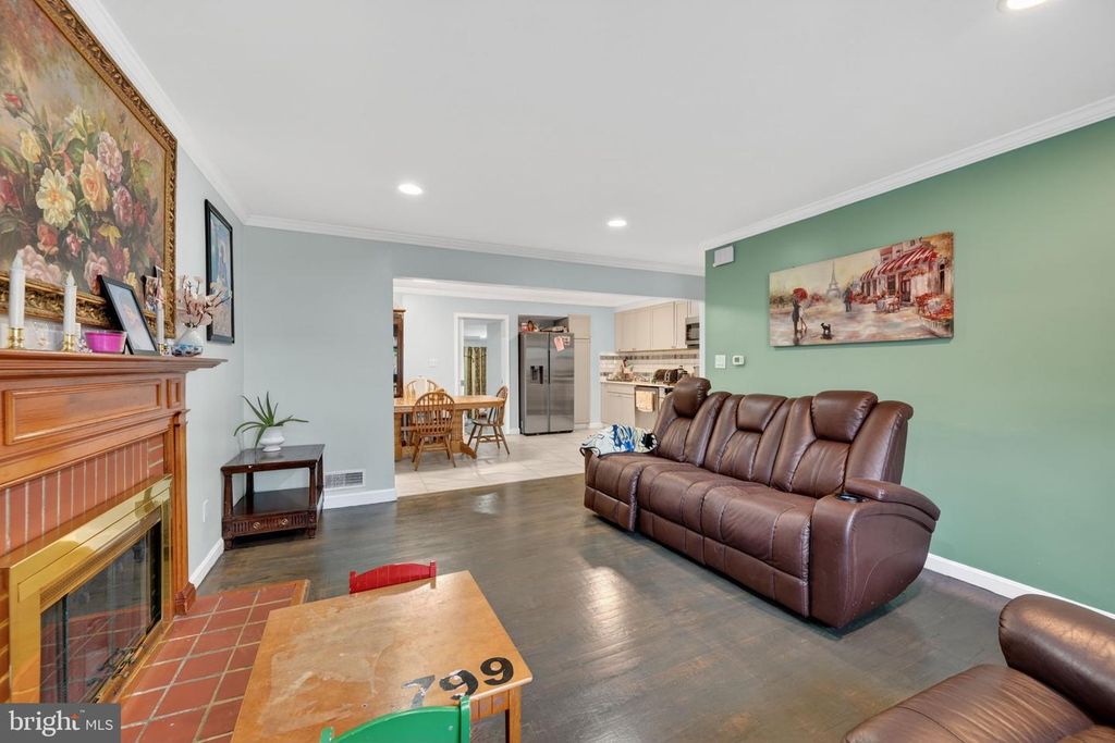 Image 5 of property listing at 5809 PARK RD, Baltimore, MD 21225