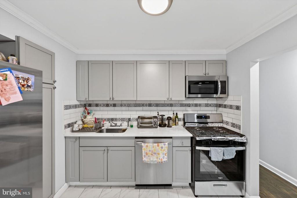 Image 6 of property listing at 5809 PARK RD, Baltimore, MD 21225