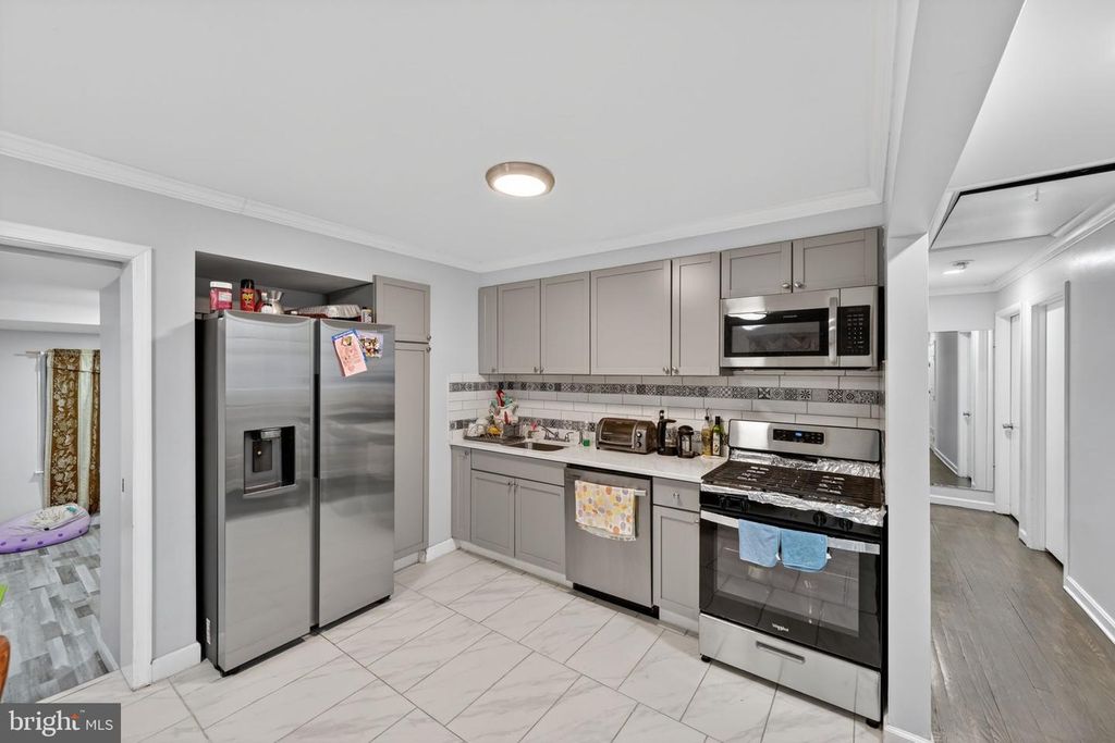 Image 7 of property listing at 5809 PARK RD, Baltimore, MD 21225