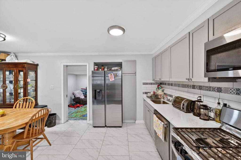 Image 8 of property listing at 5809 PARK RD, Baltimore, MD 21225