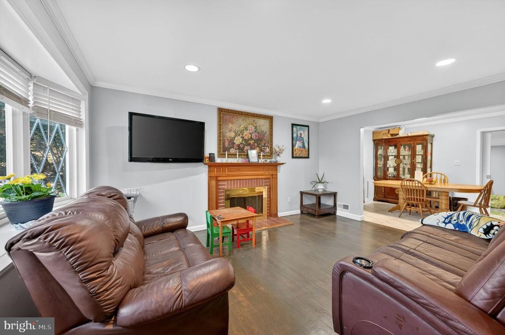 Image 9 of property listing at 5809 PARK RD, Baltimore, MD 21225