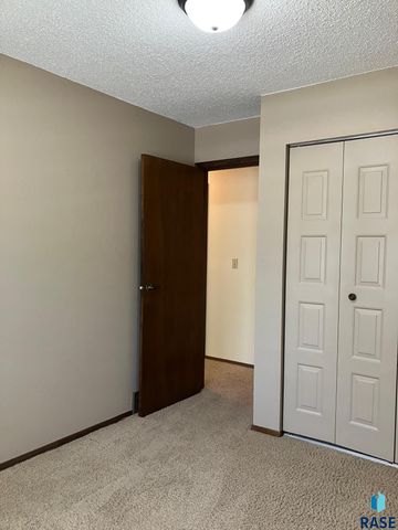 6512 W Essex Dr Drive, Sioux Falls, SD 57106