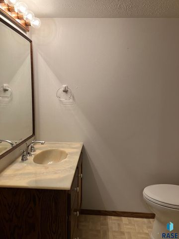 6512 W Essex Dr Drive, Sioux Falls, SD 57106