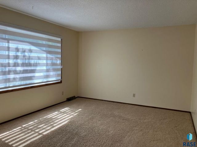 6512 W Essex Dr Drive, Sioux Falls, SD 57106