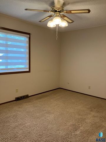 6512 W Essex Dr Drive, Sioux Falls, SD 57106