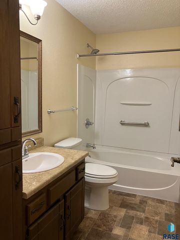 6512 W Essex Dr Drive, Sioux Falls, SD 57106