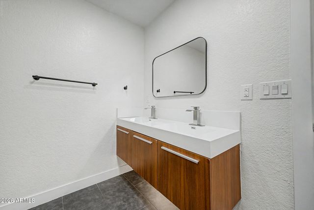 8711 E LATHAM Street, Scottsdale, AZ 85257