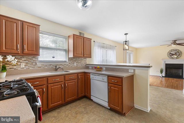 27 BLOSSOM DR, Ewing Twp, NJ 08638