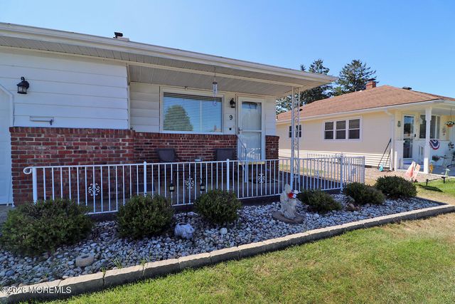 9 Bolans Court, Toms River, NJ 08757