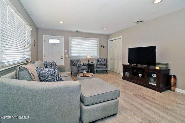 9 Bolans Court, Toms River, NJ 08757