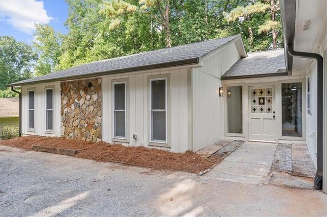 9570 Hillside Drive, Roswell, GA 30076