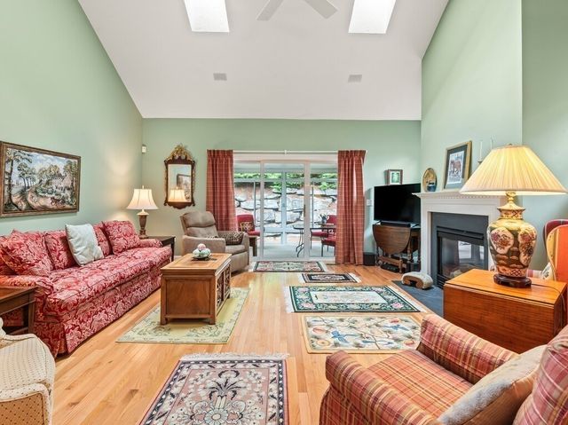 148 Fireside Ln 148, Holden, MA 01520
