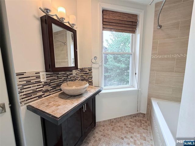 234 6th Street 10, Jersey City, NJ 07302