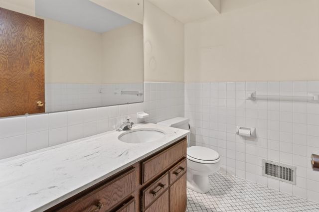 6065 Oakwood Road, Woodbury, MN 55125