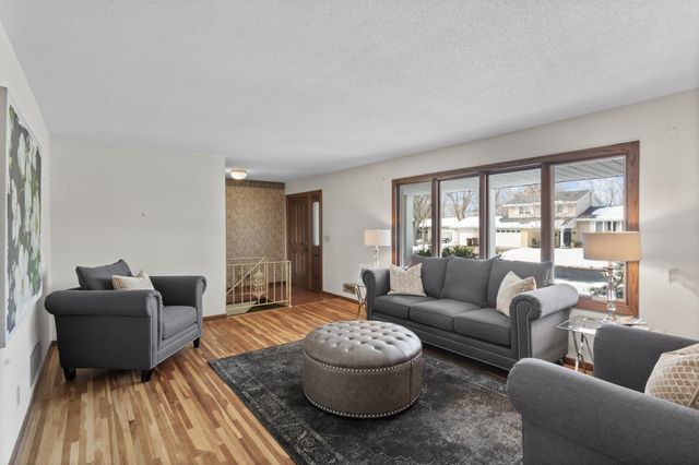 6065 Oakwood Road, Woodbury, MN 55125