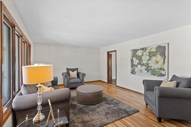 6065 Oakwood Road, Woodbury, MN 55125