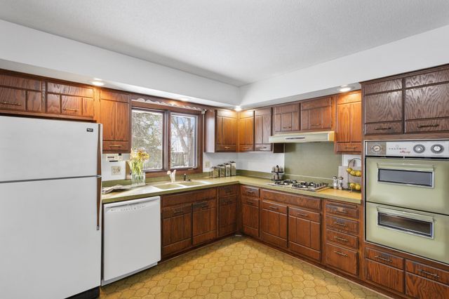 6065 Oakwood Road, Woodbury, MN 55125