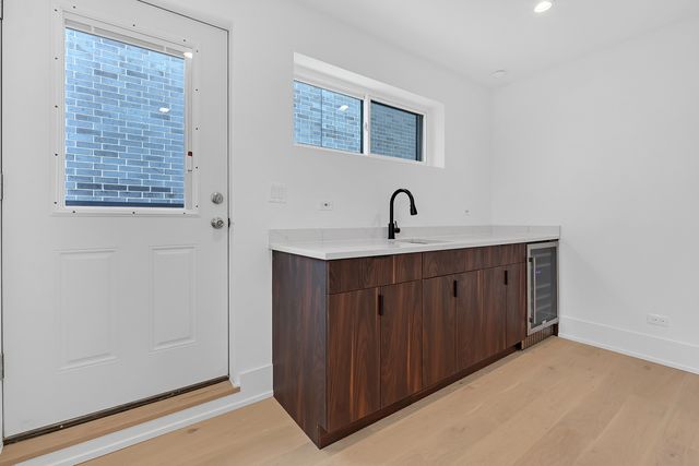 505 W Elm Avenue 7, Chicago, IL 60610