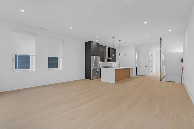 505 W Elm Avenue 7, Chicago, IL 60610