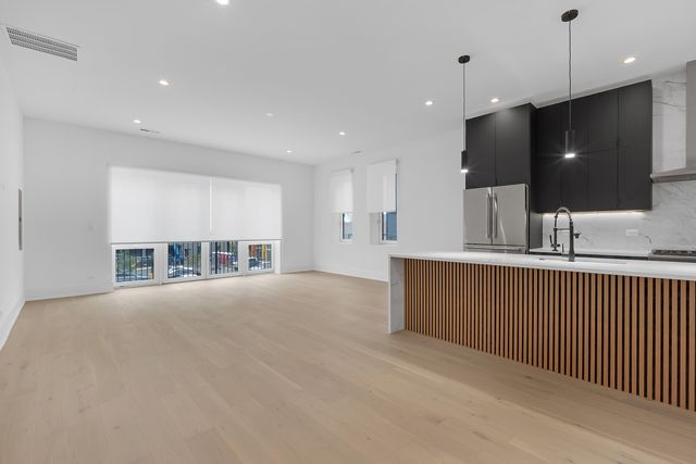 505 W Elm Avenue 7, Chicago, IL 60610