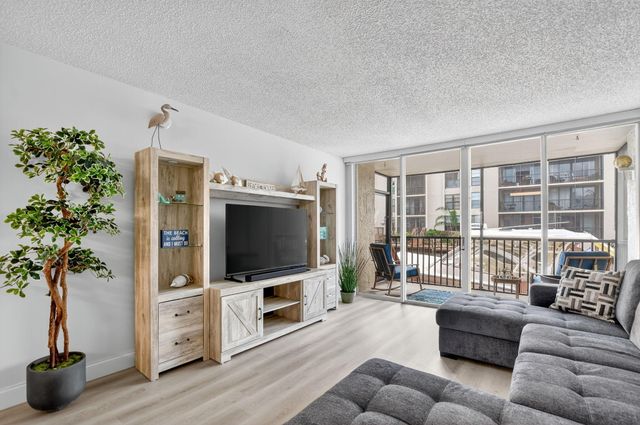 8 Royal Palm Way 107, Boca Raton, FL 33432