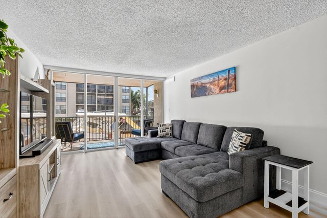 8 Royal Palm Way 107, Boca Raton, FL 33432